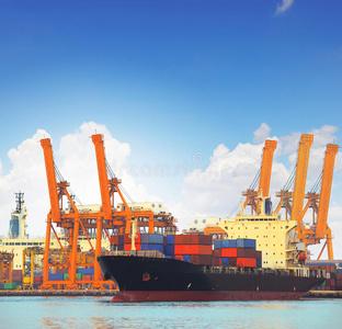 加载的船舶用于进出口和货运物流水运行业的港口商业船舶和货物集装箱